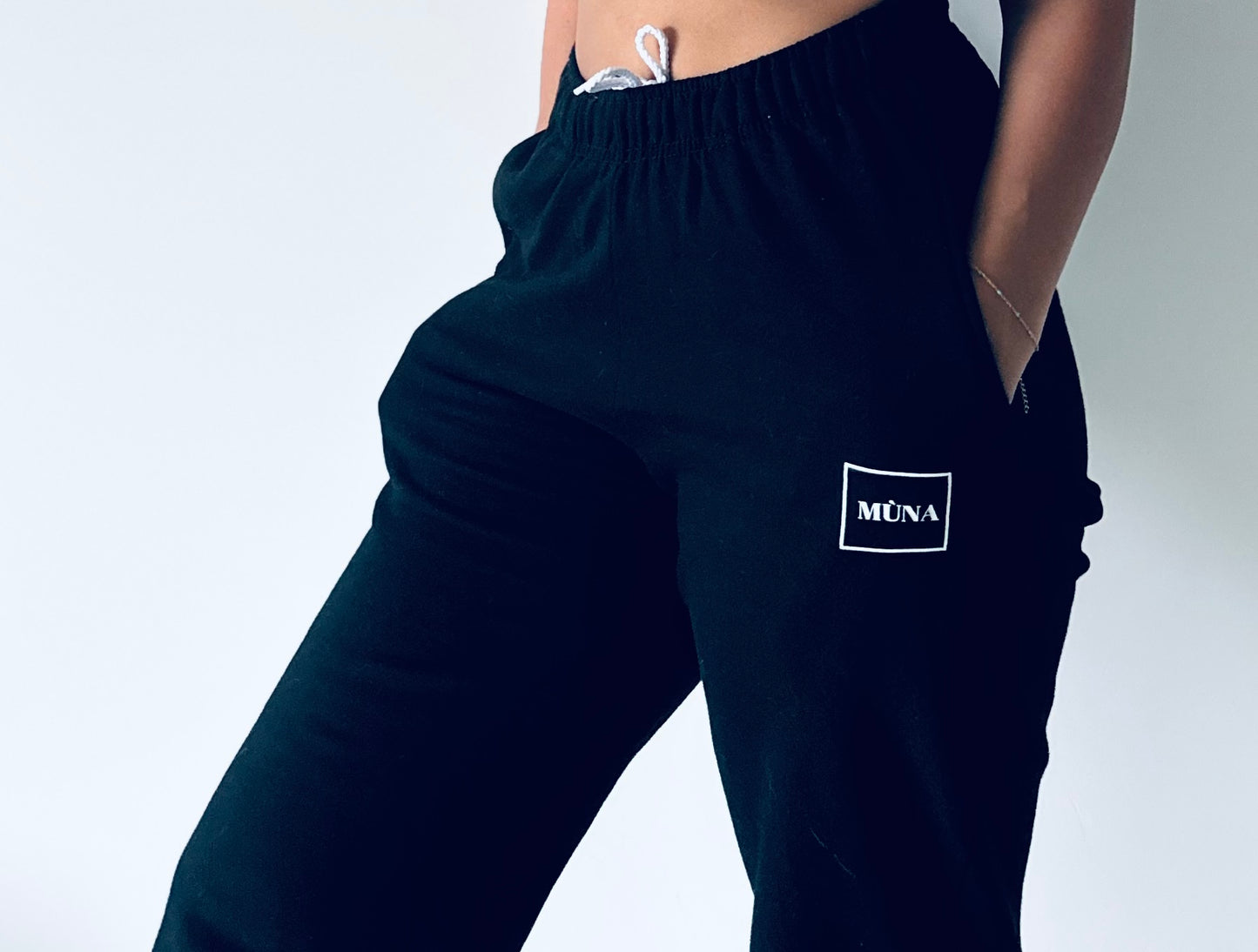 Black joggers x Mùna